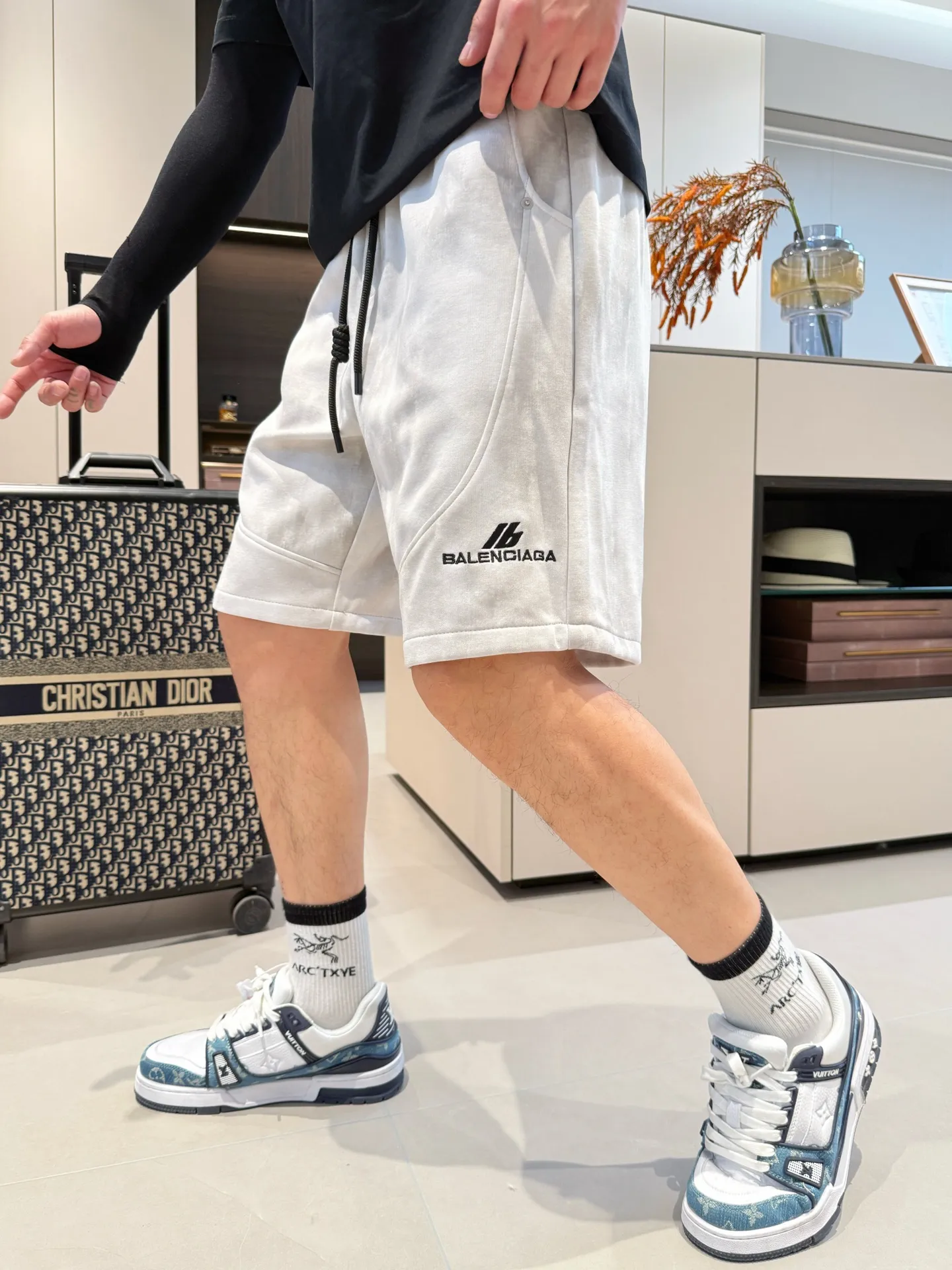 Balenciaga's three-standard complete 2026 summer New Arrival men's casual shorts, advanced custom-made Breathable fabric, Breathable fabric, extremely stretchy and comfortable, impeccable details, top-grade accessories, original logo design concept, delicate and soft feel! The upper body fit is awesome! Size: M-XXXL Please state your height and weight when ordering